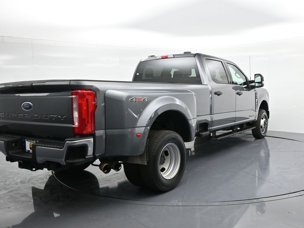 Ford Super Duty F-350 DRW Vehicle Full-screen Gallery Image 6