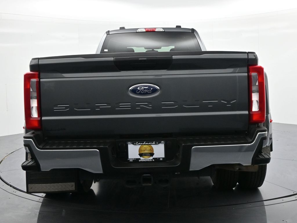 Ford Super Duty F-350 DRW Vehicle Full-screen Gallery Image 7