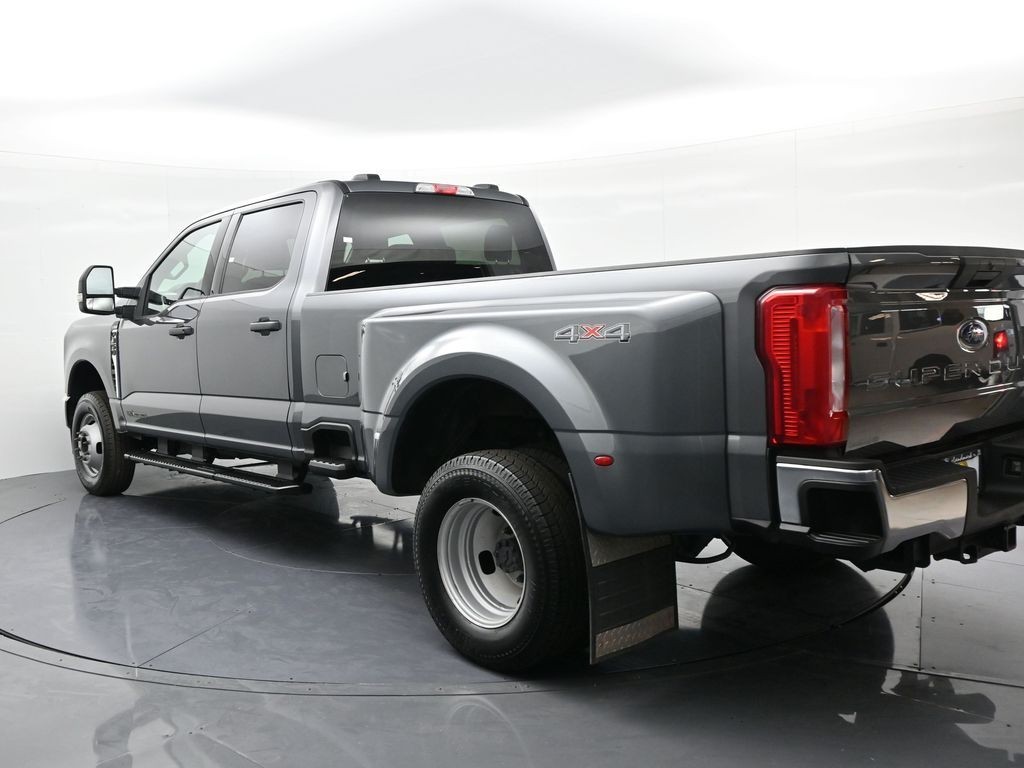 Ford Super Duty F-350 DRW Vehicle Full-screen Gallery Image 8