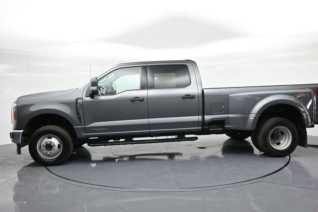Ford Super Duty F-350 DRW Vehicle Full-screen Gallery Image 9