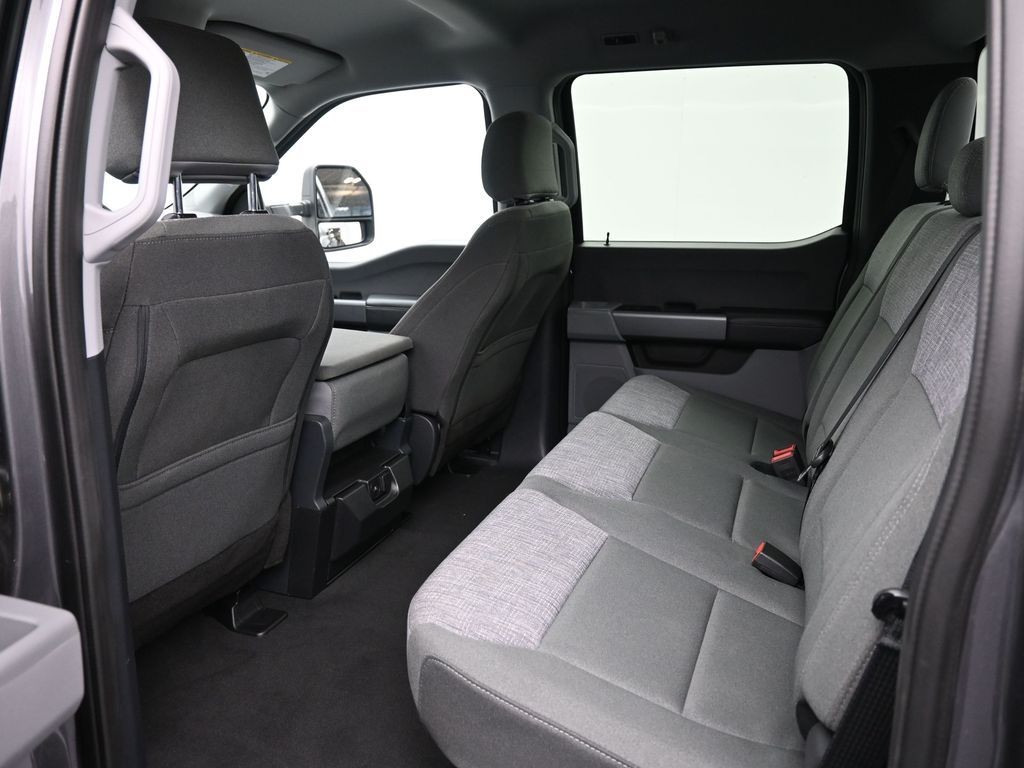 Ford Super Duty F-350 DRW Vehicle Full-screen Gallery Image 10