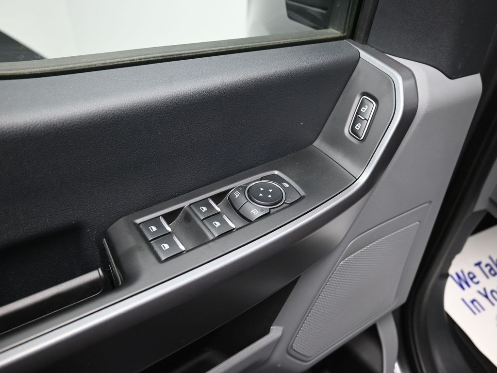 Ford Super Duty F-350 DRW Vehicle Full-screen Gallery Image 11