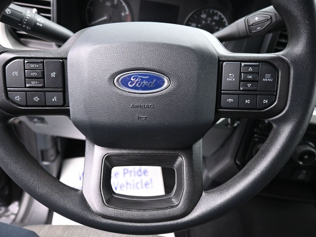 Ford Super Duty F-350 DRW Vehicle Full-screen Gallery Image 12