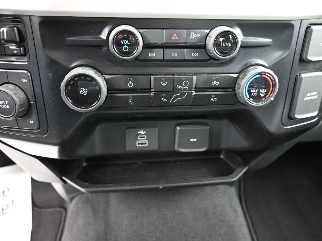 Ford Super Duty F-350 DRW Vehicle Full-screen Gallery Image 13