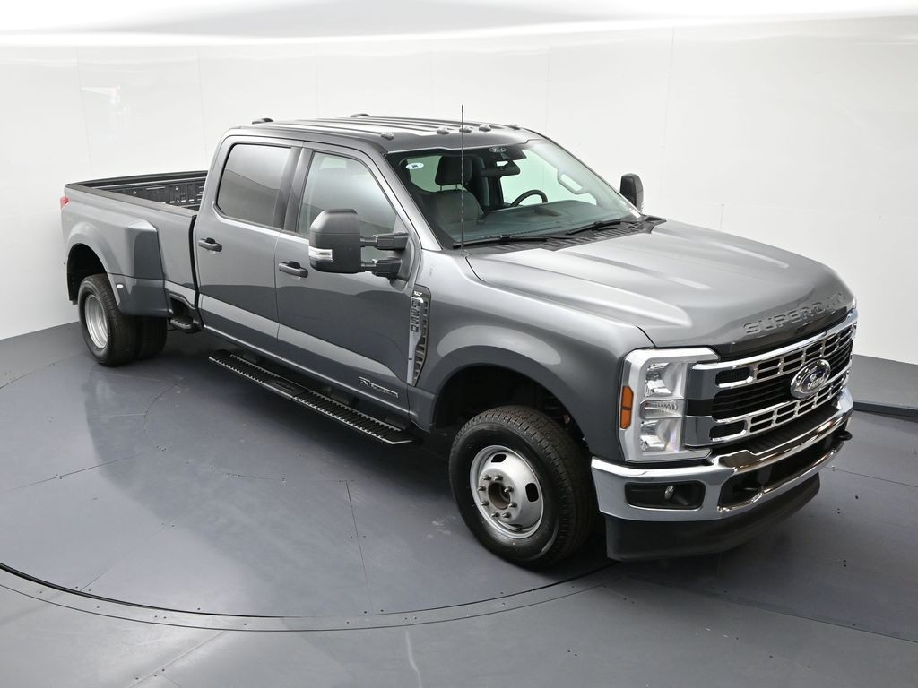 Ford Super Duty F-350 DRW Vehicle Full-screen Gallery Image 15