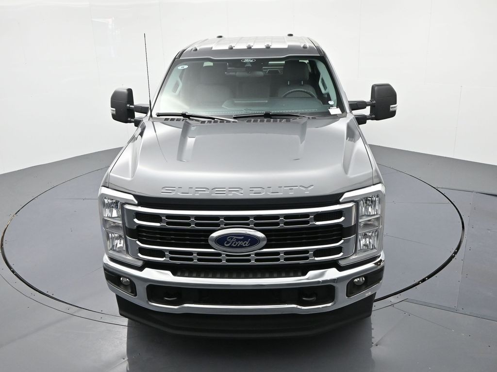 Ford Super Duty F-350 DRW Vehicle Full-screen Gallery Image 16