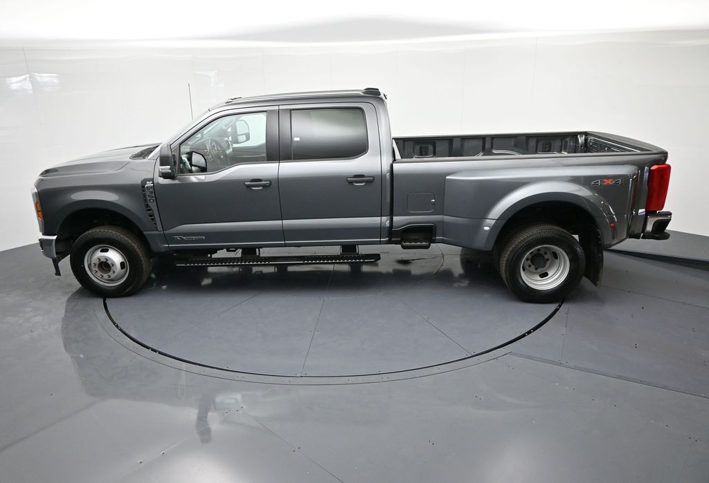 Ford Super Duty F-350 DRW Vehicle Full-screen Gallery Image 18