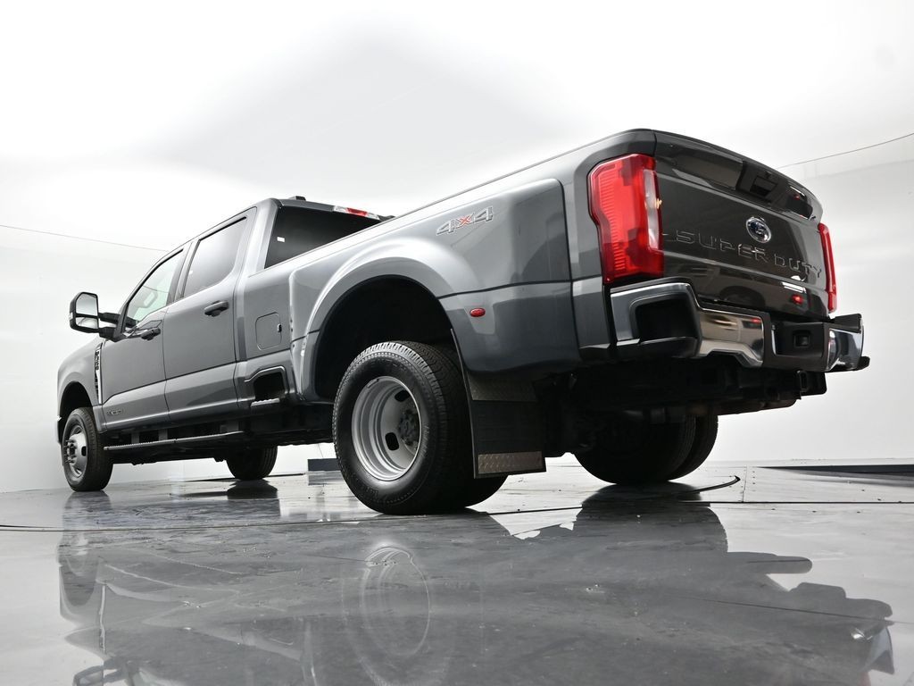 Ford Super Duty F-350 DRW Vehicle Full-screen Gallery Image 19