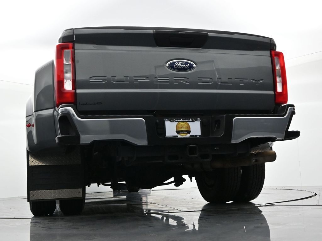 Ford Super Duty F-350 DRW Vehicle Full-screen Gallery Image 20