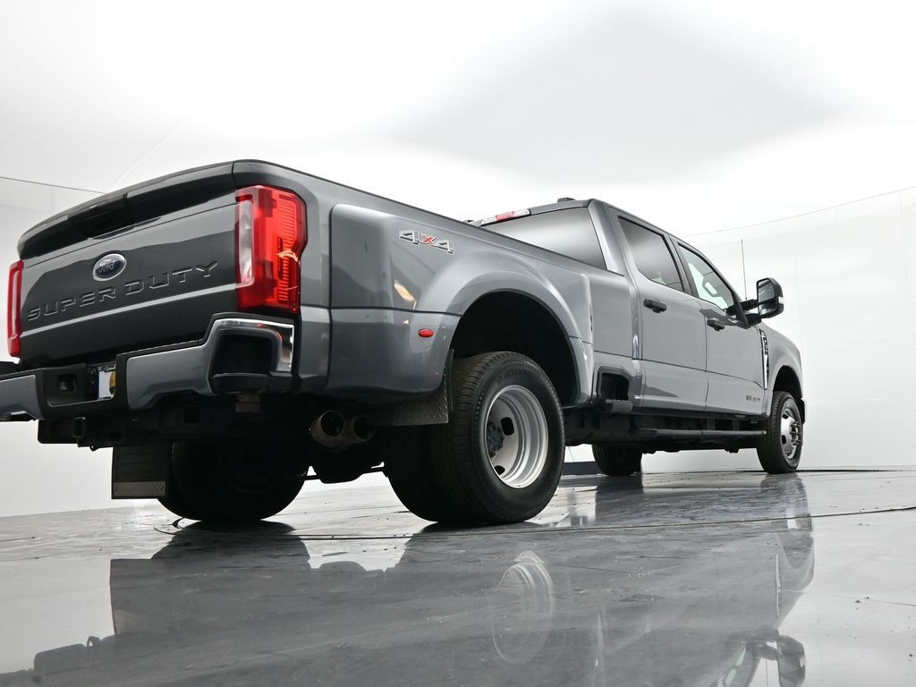 Ford Super Duty F-350 DRW Vehicle Full-screen Gallery Image 21