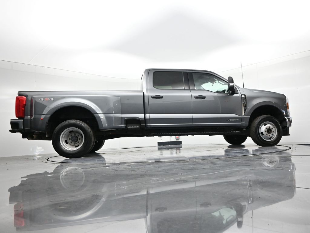 Ford Super Duty F-350 DRW Vehicle Full-screen Gallery Image 22