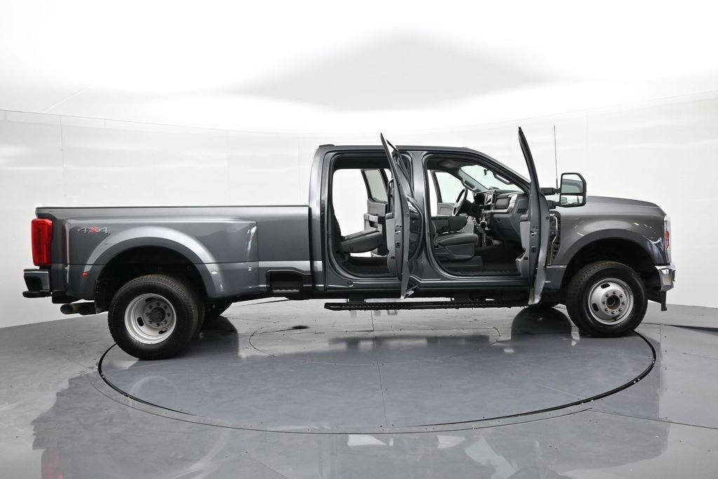 Ford Super Duty F-350 DRW Vehicle Full-screen Gallery Image 23