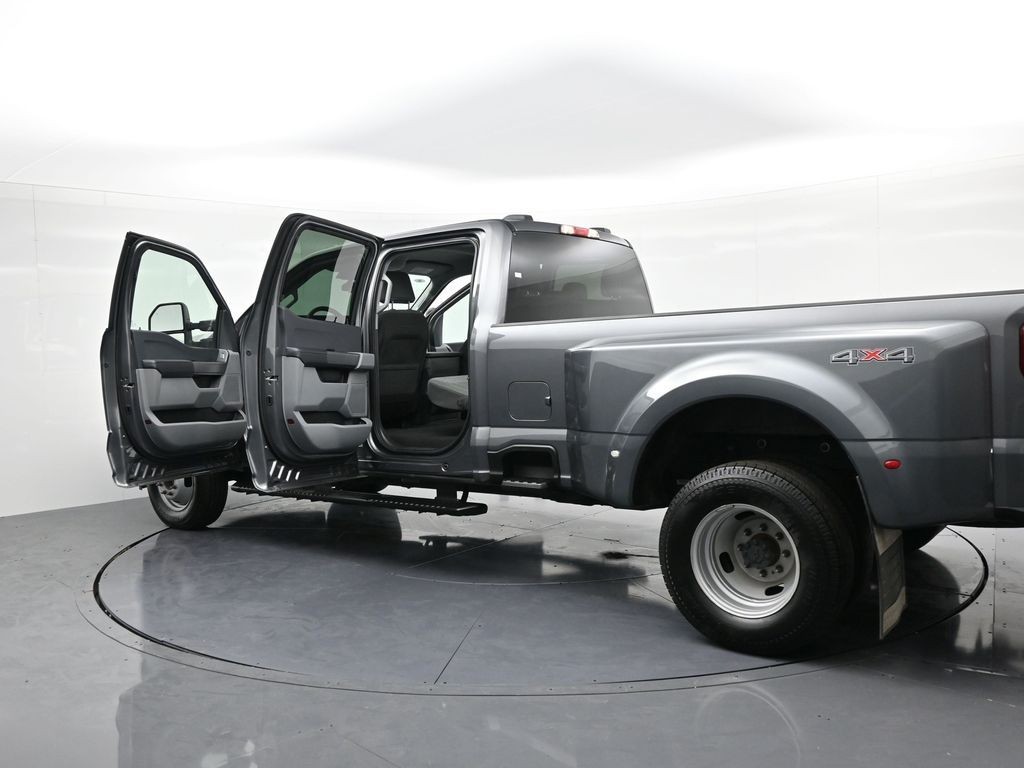 Ford Super Duty F-350 DRW Vehicle Full-screen Gallery Image 24