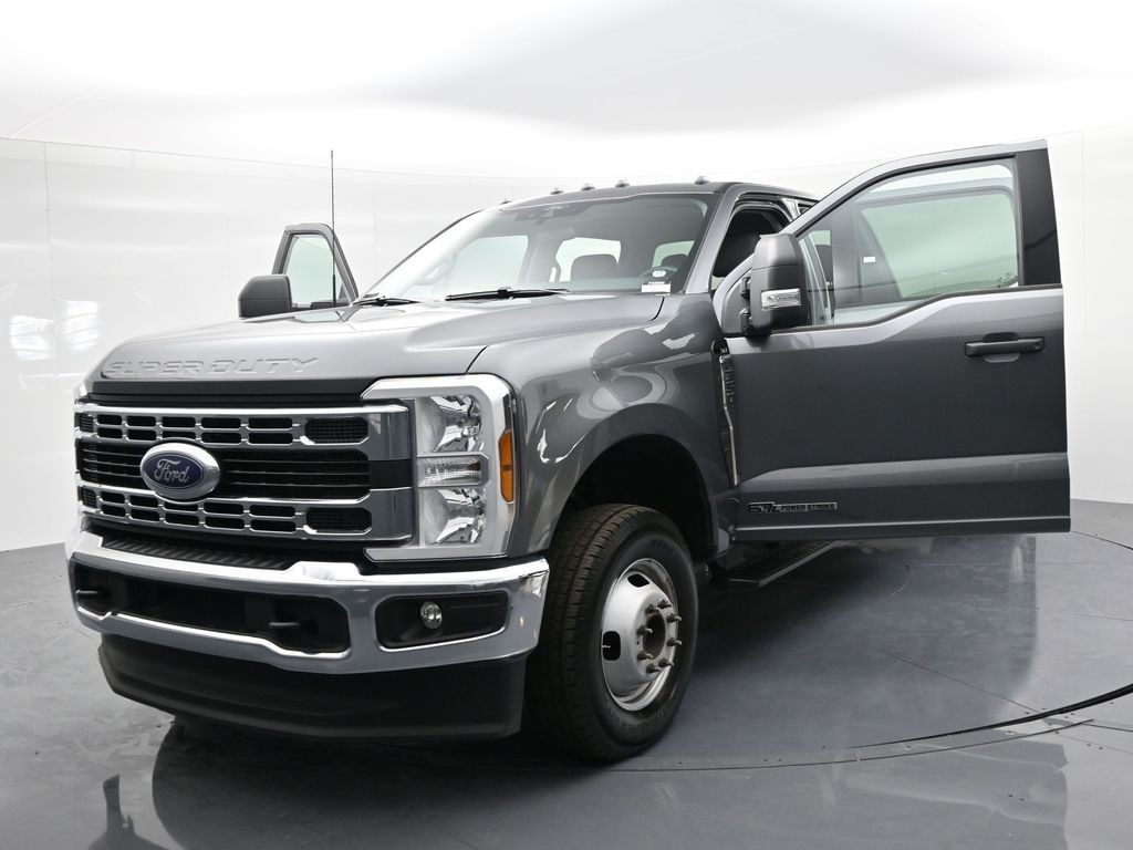 Ford Super Duty F-350 DRW Vehicle Full-screen Gallery Image 25