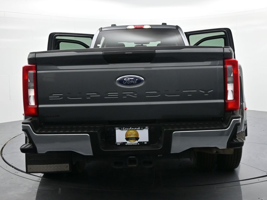 Ford Super Duty F-350 DRW Vehicle Full-screen Gallery Image 26