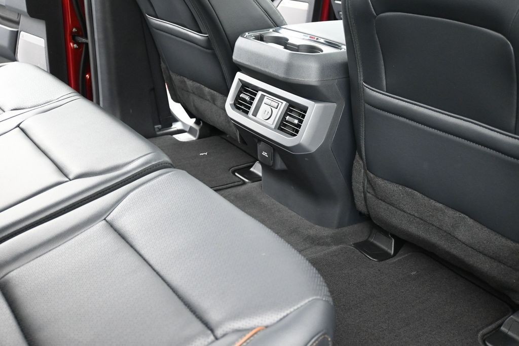 Ford F-250SD Vehicle Full-screen Gallery Image 11