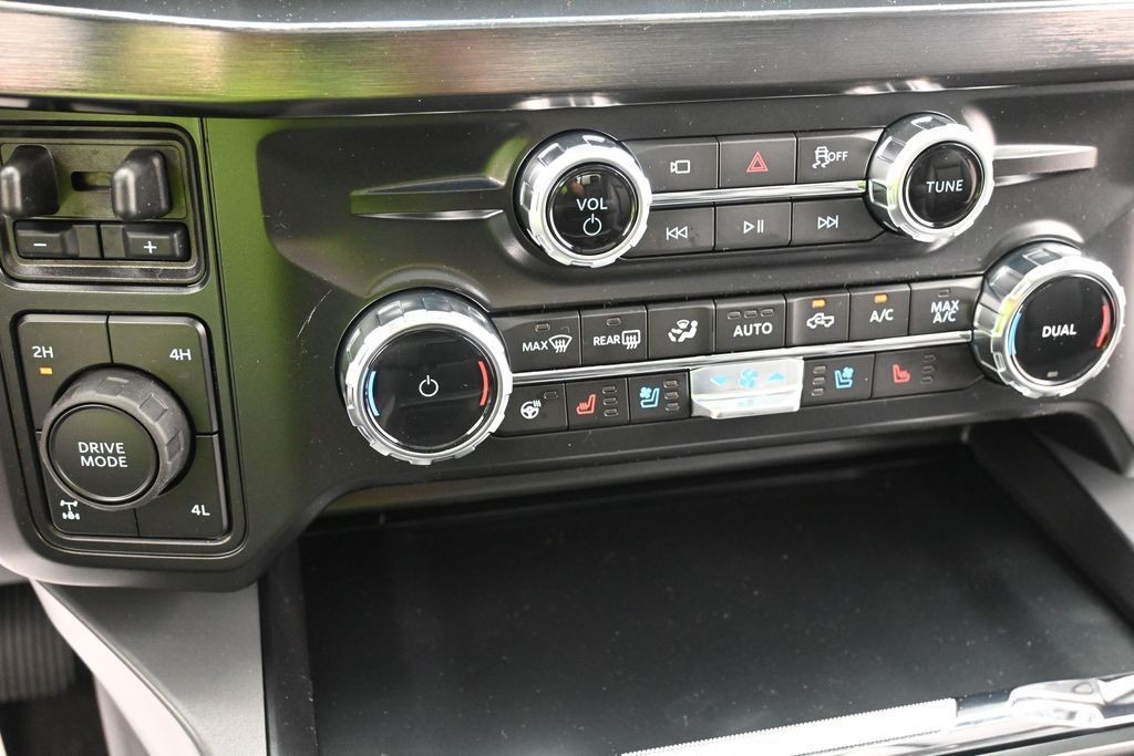 Ford F-250SD Vehicle Full-screen Gallery Image 14