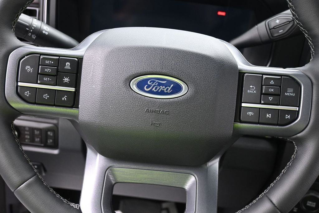 Ford F-250SD Vehicle Full-screen Gallery Image 15