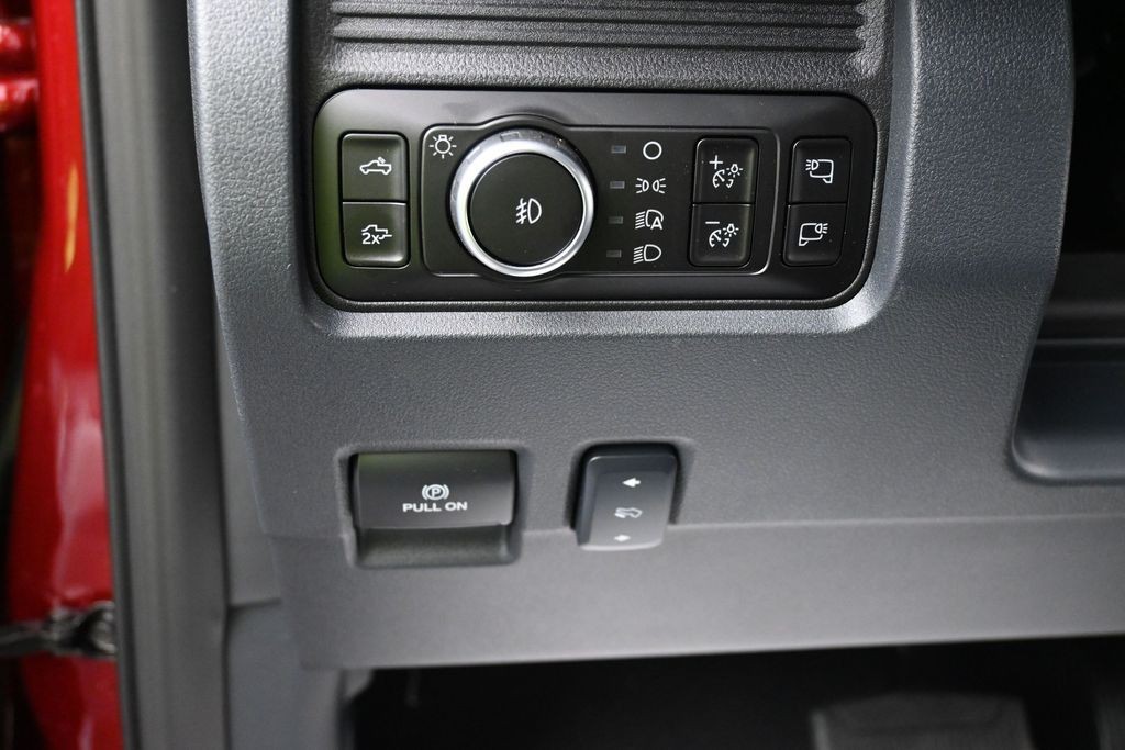 Ford F-250SD Vehicle Full-screen Gallery Image 16