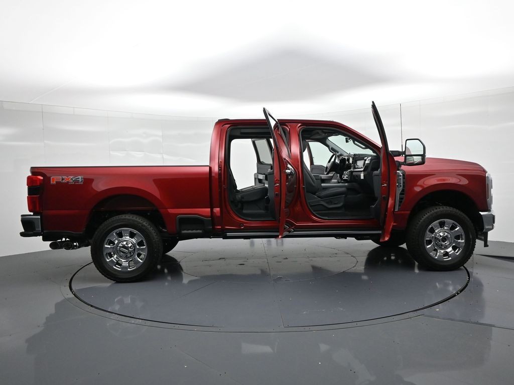 Ford F-250SD Vehicle Full-screen Gallery Image 26