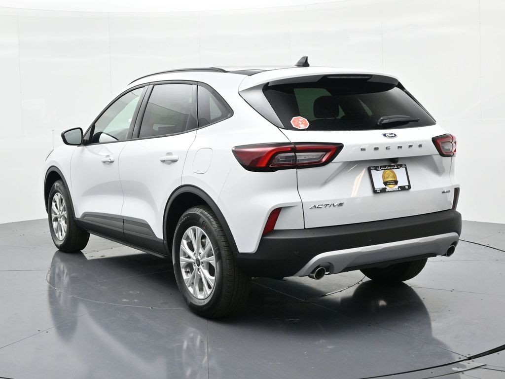 Ford Escape Vehicle Full-screen Gallery Image 8