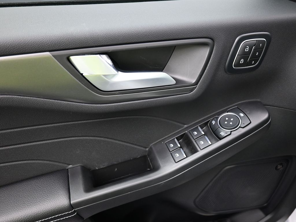 Ford Escape Vehicle Full-screen Gallery Image 10