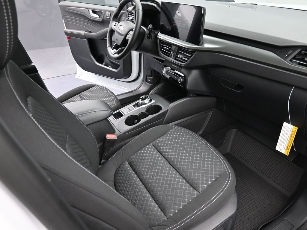 Ford Escape Vehicle Full-screen Gallery Image 18