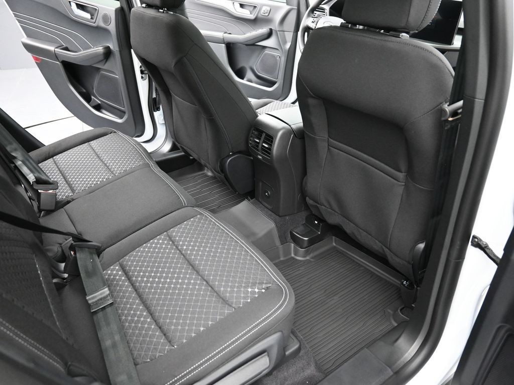 Ford Escape Vehicle Full-screen Gallery Image 19