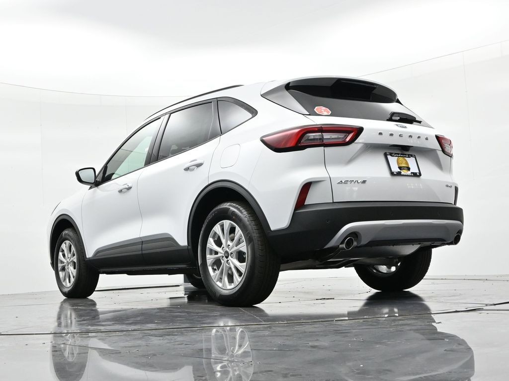 Ford Escape Vehicle Full-screen Gallery Image 24