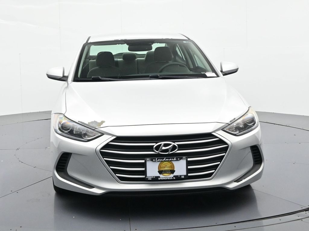 Hyundai Elantra Vehicle Full-screen Gallery Image 3