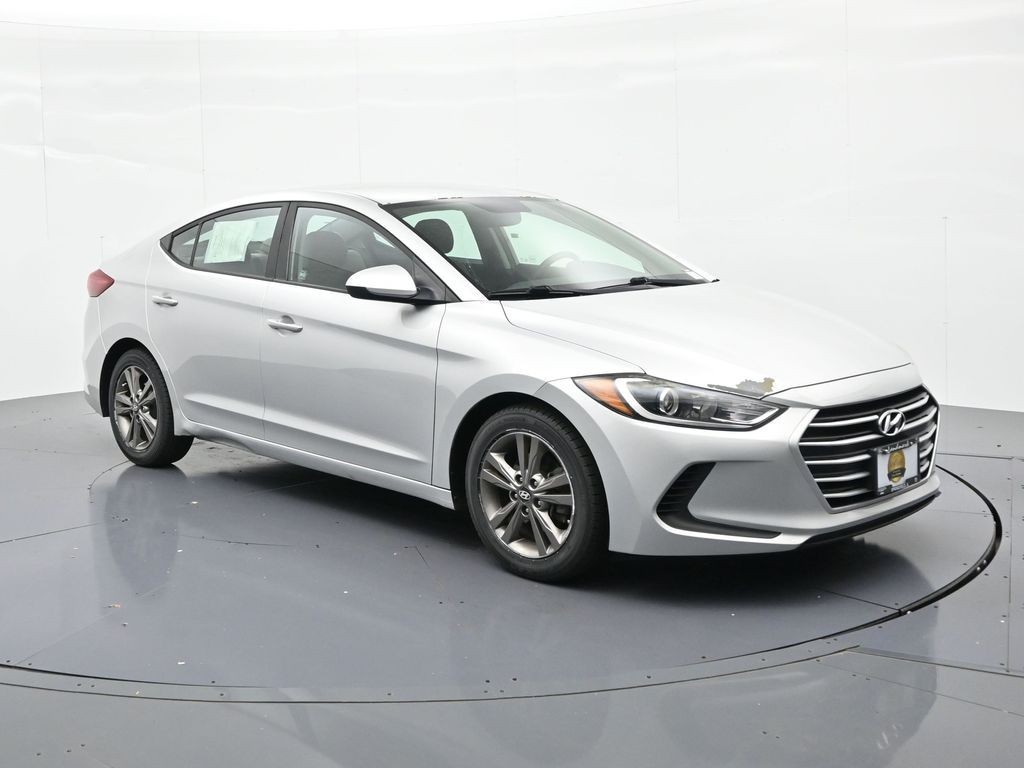 Hyundai Elantra Vehicle Full-screen Gallery Image 4