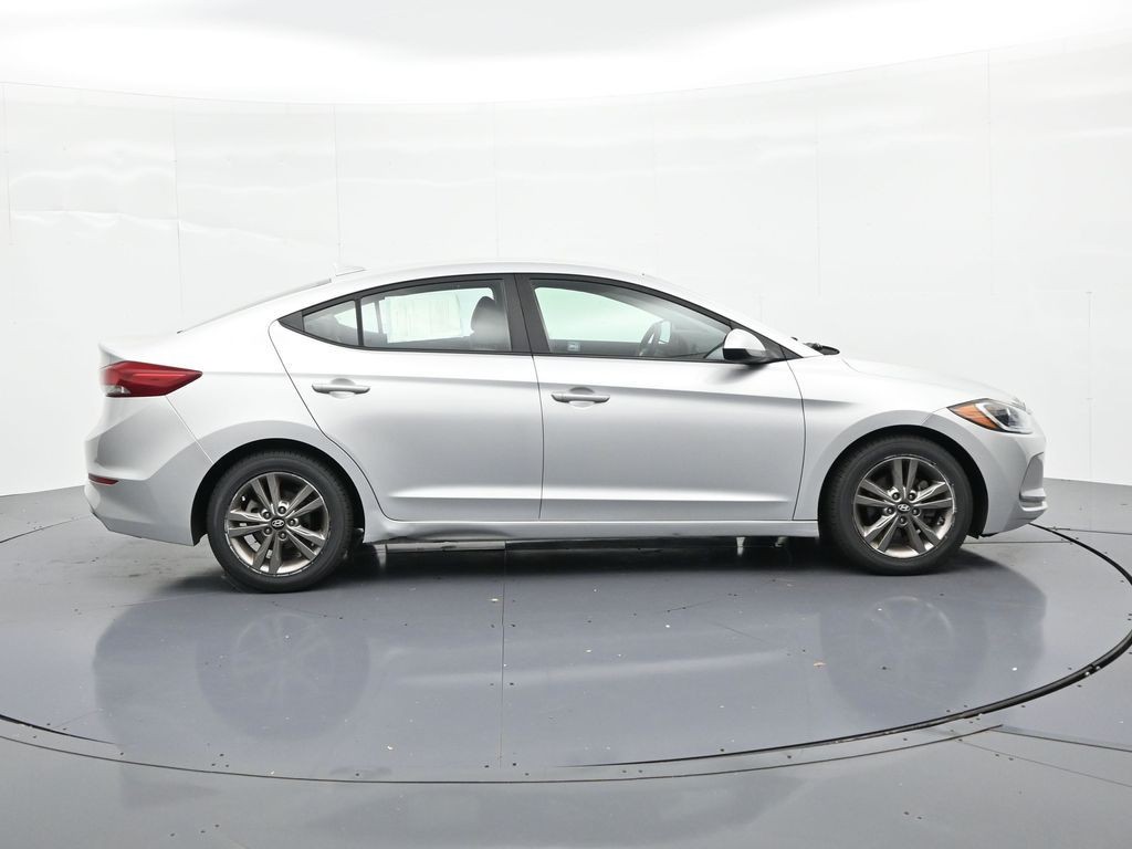 Hyundai Elantra Vehicle Full-screen Gallery Image 5