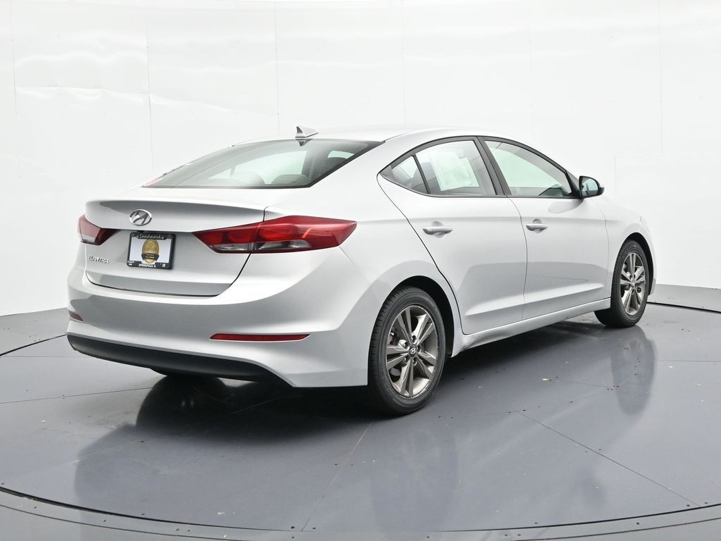 Hyundai Elantra Vehicle Full-screen Gallery Image 6
