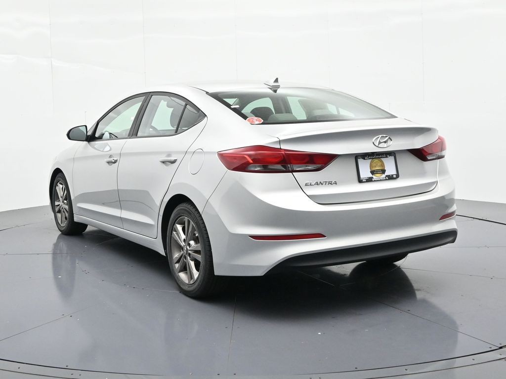 Hyundai Elantra Vehicle Full-screen Gallery Image 8