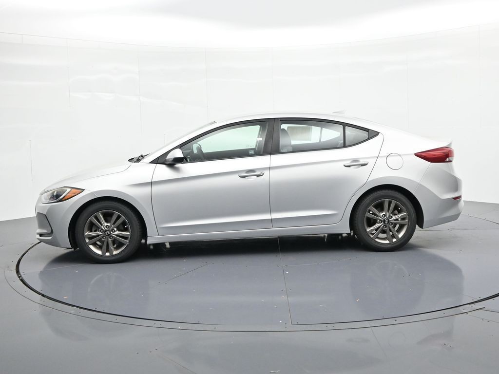Hyundai Elantra Vehicle Full-screen Gallery Image 9