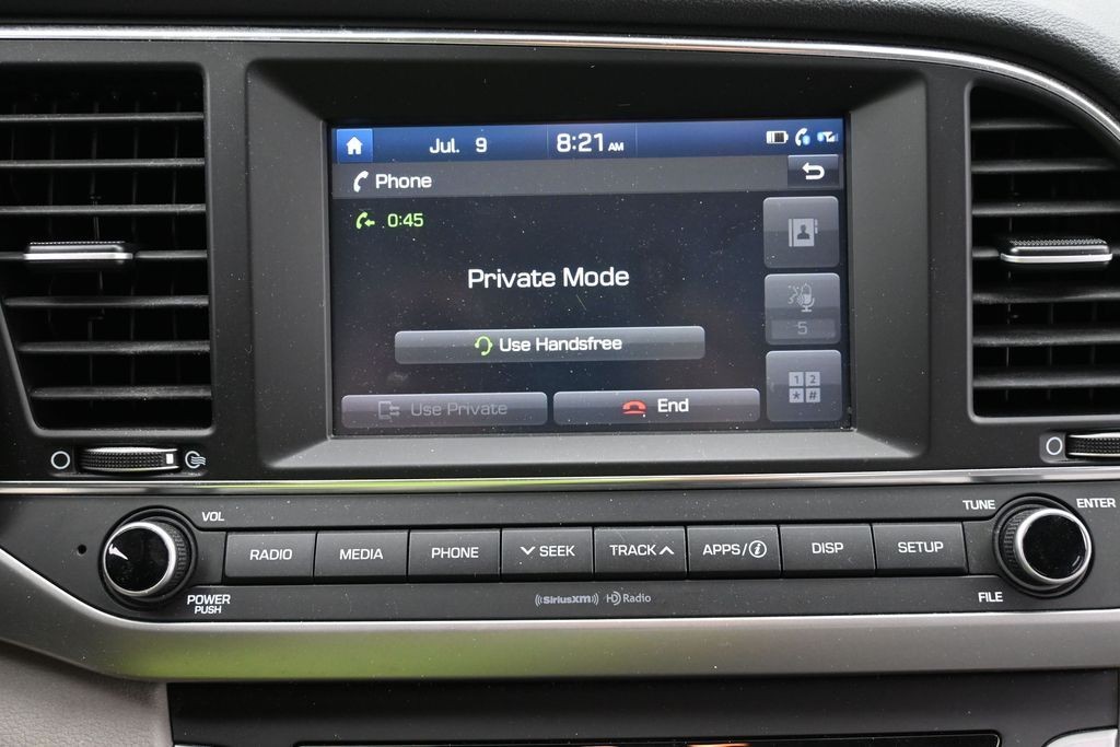 Hyundai Elantra Vehicle Full-screen Gallery Image 10