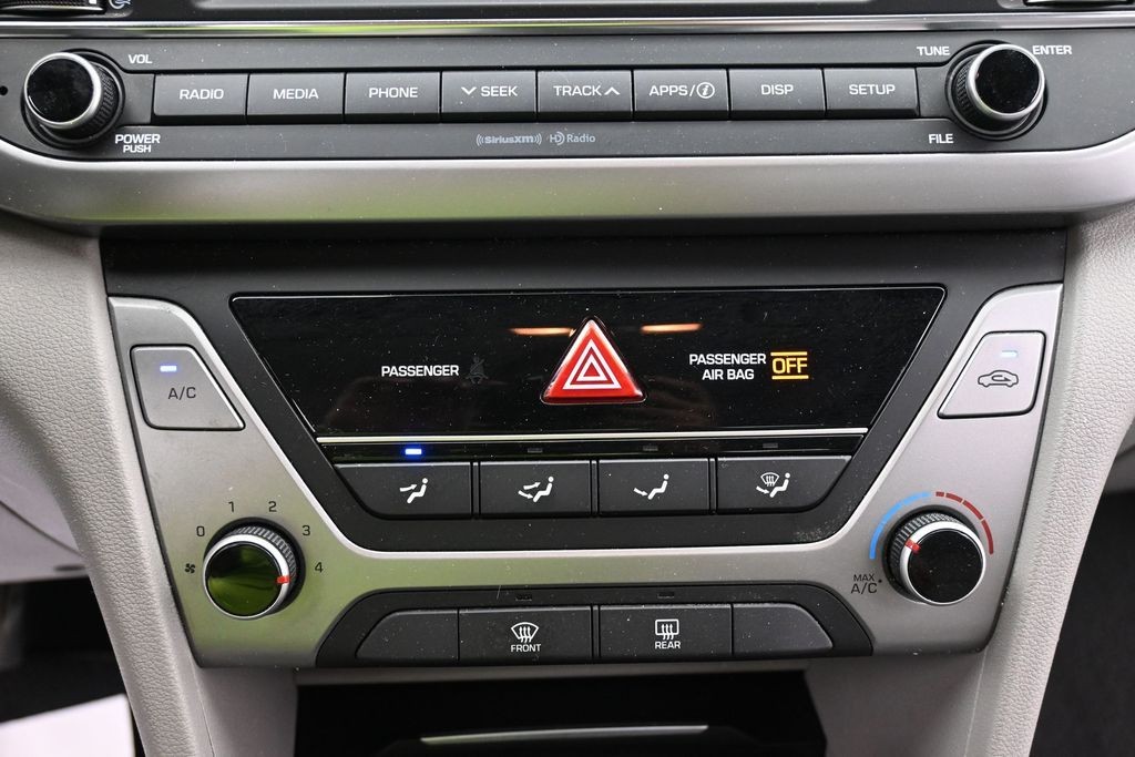 Hyundai Elantra Vehicle Full-screen Gallery Image 11