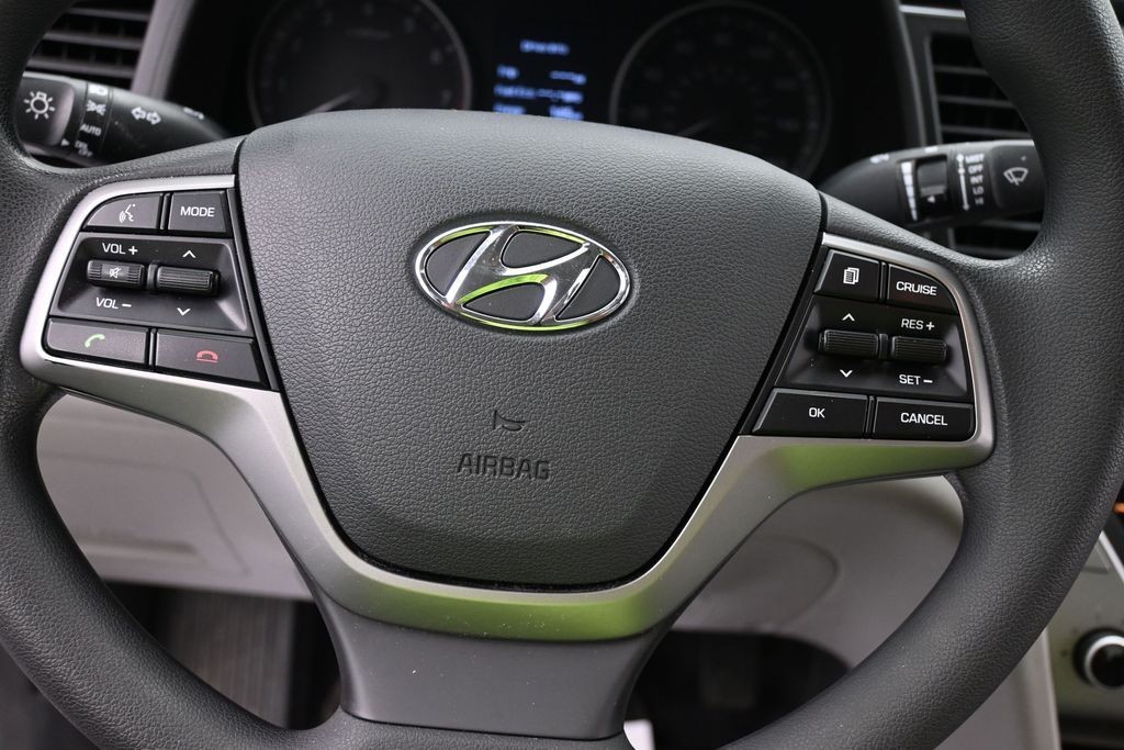 Hyundai Elantra Vehicle Full-screen Gallery Image 12
