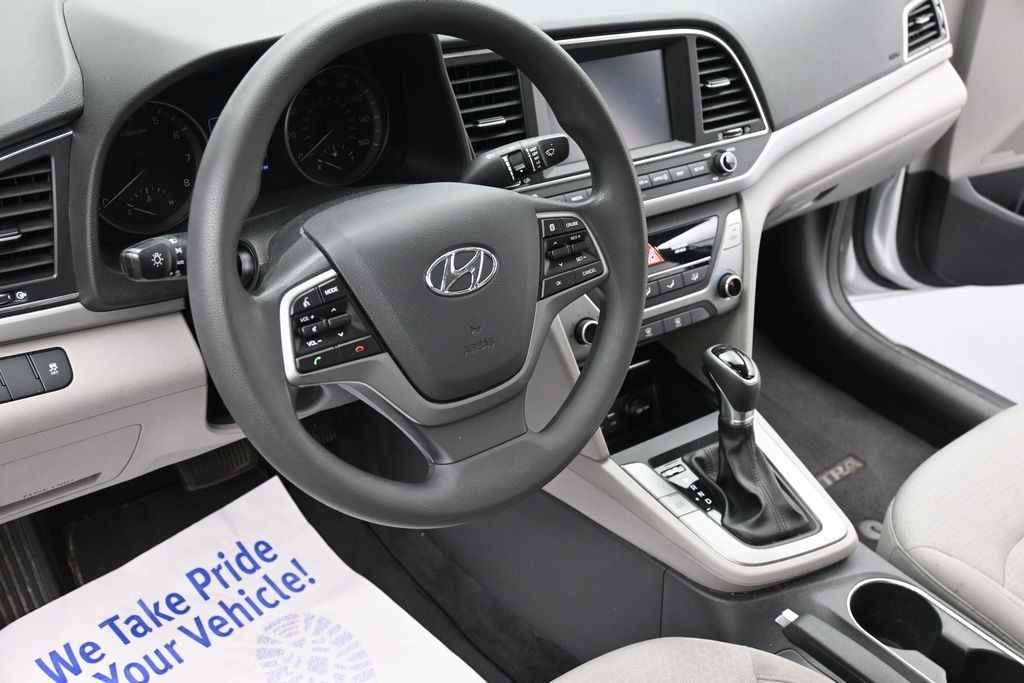 Hyundai Elantra Vehicle Full-screen Gallery Image 13