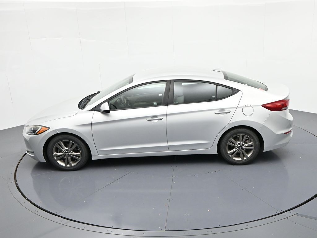 Hyundai Elantra Vehicle Full-screen Gallery Image 17