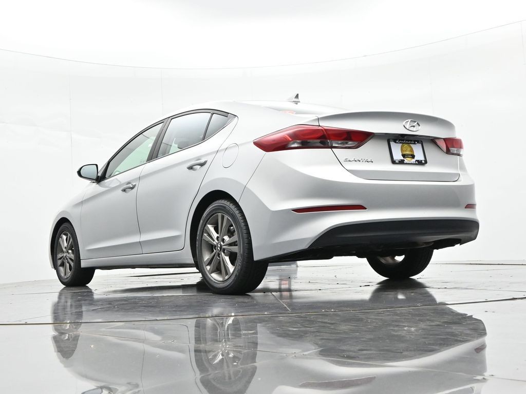 Hyundai Elantra Vehicle Full-screen Gallery Image 18