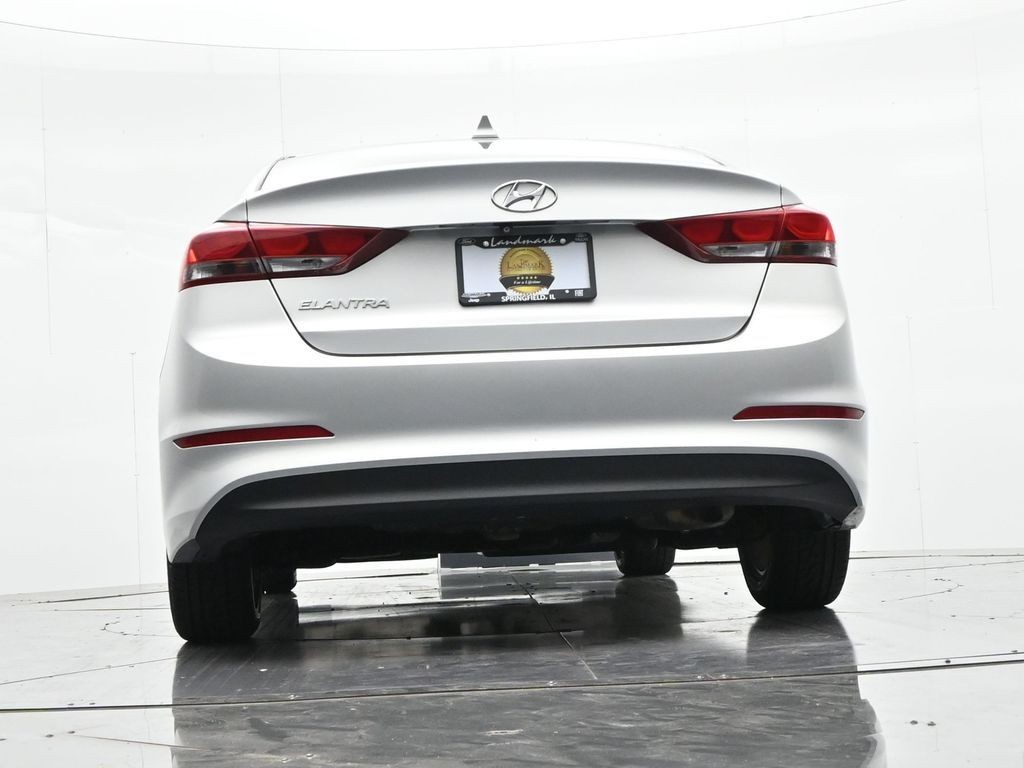 Hyundai Elantra Vehicle Full-screen Gallery Image 19
