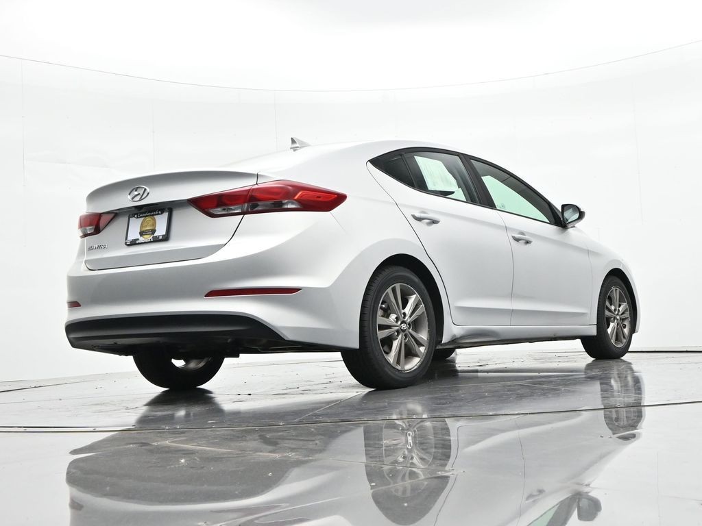 Hyundai Elantra Vehicle Full-screen Gallery Image 20