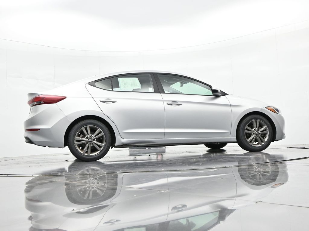 Hyundai Elantra Vehicle Full-screen Gallery Image 21