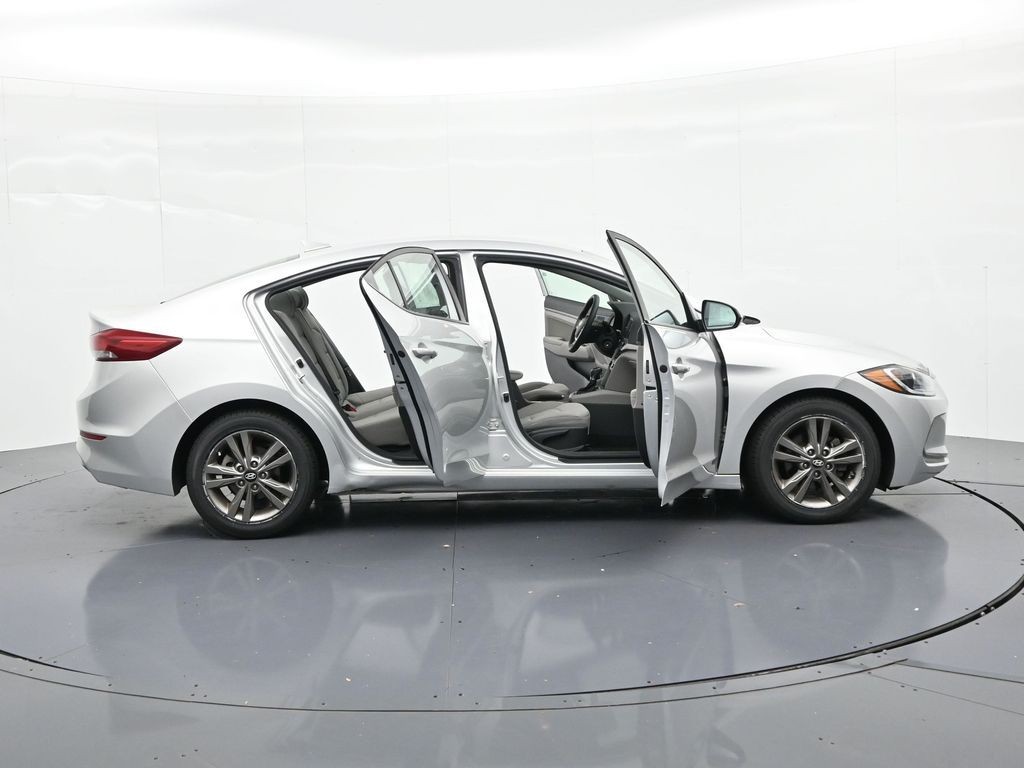 Hyundai Elantra Vehicle Full-screen Gallery Image 22
