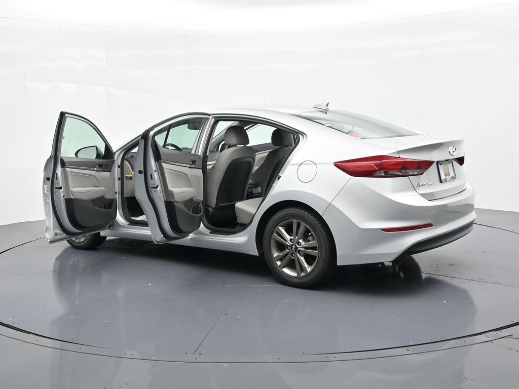 Hyundai Elantra Vehicle Full-screen Gallery Image 23