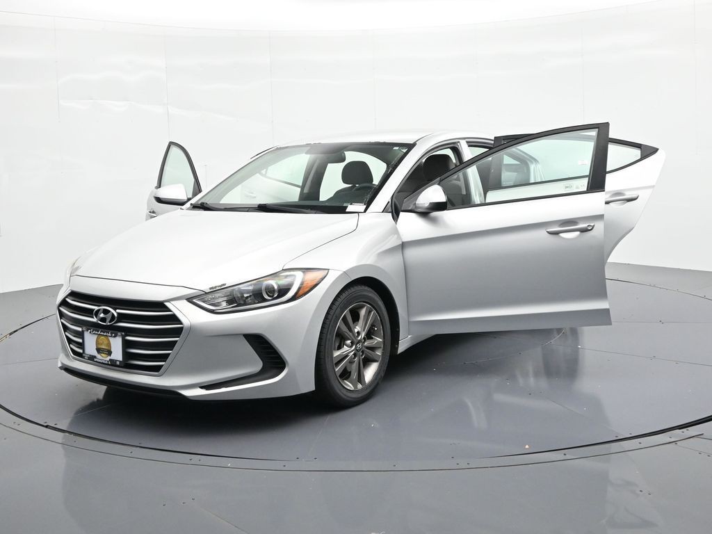 Hyundai Elantra Vehicle Full-screen Gallery Image 24