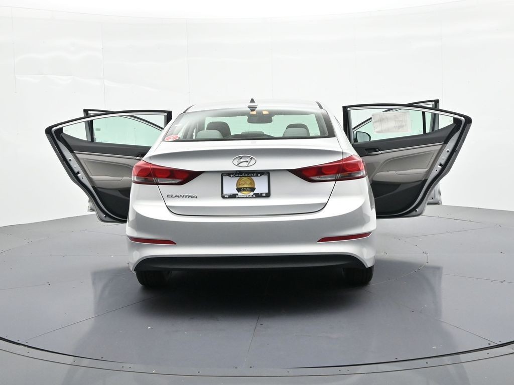 Hyundai Elantra Vehicle Full-screen Gallery Image 25