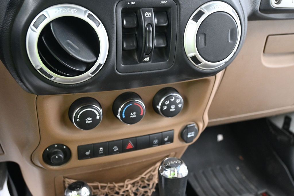 Jeep Wrangler Unlimited Vehicle Full-screen Gallery Image 10