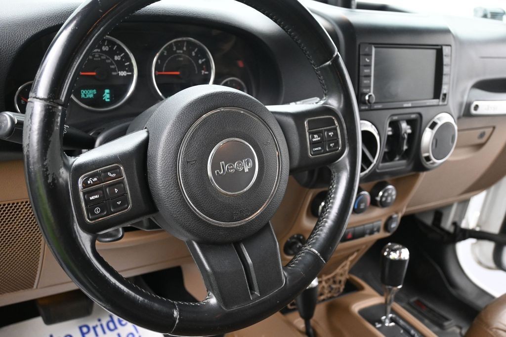 Jeep Wrangler Unlimited Vehicle Full-screen Gallery Image 11